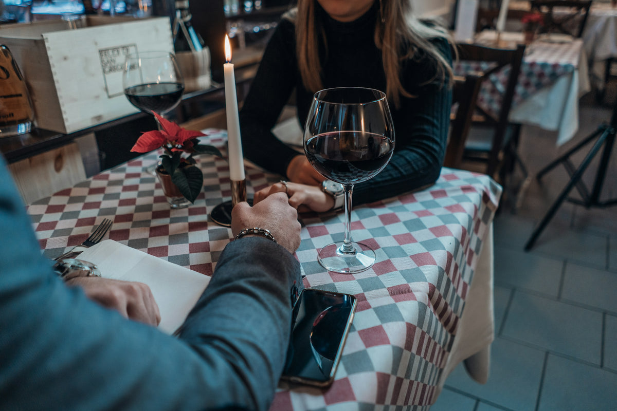 Paar beim romantischen Date-Night-Dinner mit Kerzenlicht und Rotwein